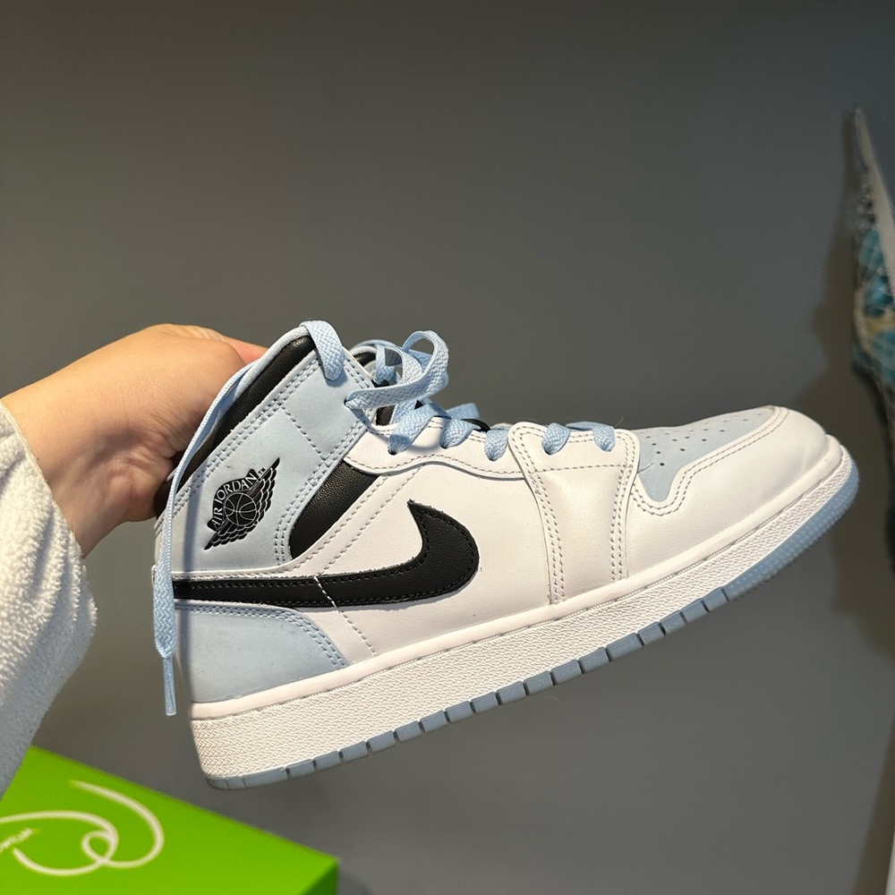 Air Jordan 1 Mid SE GS 'White Ice Blue'